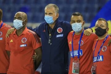 El cuerpo técnico de la Selección Colombia durante los actos de protocolo.