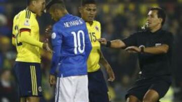 Brazil's Neymar confronts Colombia's Jeison Murillo (L) as referee Enrique Osses approaches during their first round Copa America 2015 soccer match at Estadio Monumental David Arellano in Santiago, Chile, June 17, 2015. REUTERS/Ricardo Moraes