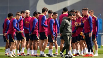 Xavi, con sus jugadores en un entrenamiento.