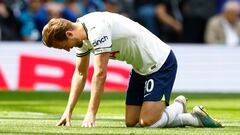 Harry Kane, jugador del Tottenham, se lamenta por un fallo ante el Brentford.