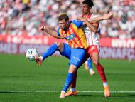 GIRONA, 04/10/2025.-El delantero del Valencia Lucas Beltrán, y el defensa del Girona Vitor Reis, durante el partido de la jornada 8 de la LaLiga EA Sports entre el Girona FC y el Valencia, este sábado en el estadio municipal de Montilivi.-EFE/ David Borrat