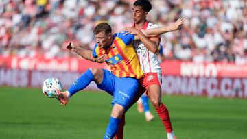 GIRONA, 04/10/2025.-El delantero del Valencia Lucas Beltrán, y el defensa del Girona Vitor Reis, durante el partido de la jornada 8 de la LaLiga EA Sports entre el Girona FC y el Valencia, este sábado en el estadio municipal de Montilivi.-EFE/ David Borrat