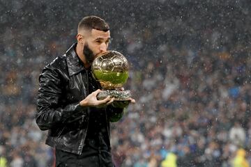 Benzema ofreció su Balón de Oro a la grada antes del Madrid-Sevilla