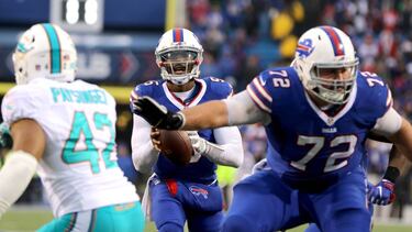 ORCHARD PARK, NY - DECEMBER 24: Tyrod Taylor #5 of the Buffalo Bills drops back to pass against the Miami Dolphins during the second half at New Era Stadium on December 24, 2016 in Orchard Park, New York. Michael Adamucci/Getty Images/AFP
== FOR NEWSPAPERS, INTERNET, TELCOS & TELEVISION USE ONLY ==