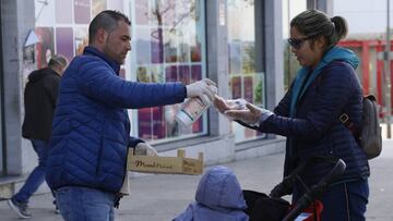 20-3-2020.Terrassa. Ambiente en la calles a consecuencia del coronavirus.Jabon desinfectante de manos.Comercios.Fruteria.&copy; Foto: Cristobal Castro