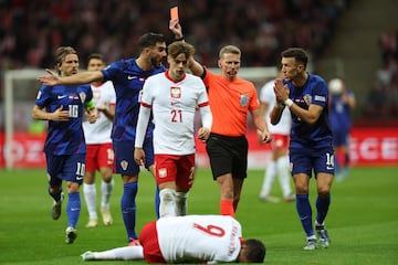 Warsaw (Poland), 15/10/2024.- Polish national team player Robert Lewandowski reacts injured on the pitch during the UEFA Nations League group A1 match between Poland and Croatia in Warsaw, Poland, 15 October 2024. (Croacia, Polonia, Varsovia) EFE/EPA/Leszek Szymanski POLAND OUT
