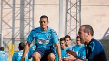 <b>AL TAJO. </b>El Málaga se pone manos a la obra en La Rosaleda.