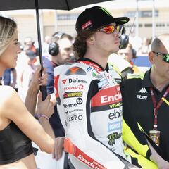 Bezzecchi antepone la compañía de Rossi a la de su novia