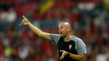 MEX668. GUADALAJARA (MÉXICO), 19/07/2023.- El entrenador Miguel Ángel Ramírez del Sporting de Gijón dirige hoy a sus jugadores contra el Atlas, durante un partido amistoso en el estadio Jalisco, en Guadalajara (México). EFE/ Francisco Guasco