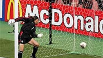 <B>SE LO TRAGÓ</B>. Ronaldinho sorprendió a Seaman desde 35 metros y el meta inglés se quedó mirando.