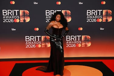 Paige Cole posa en la alfombra roja. 