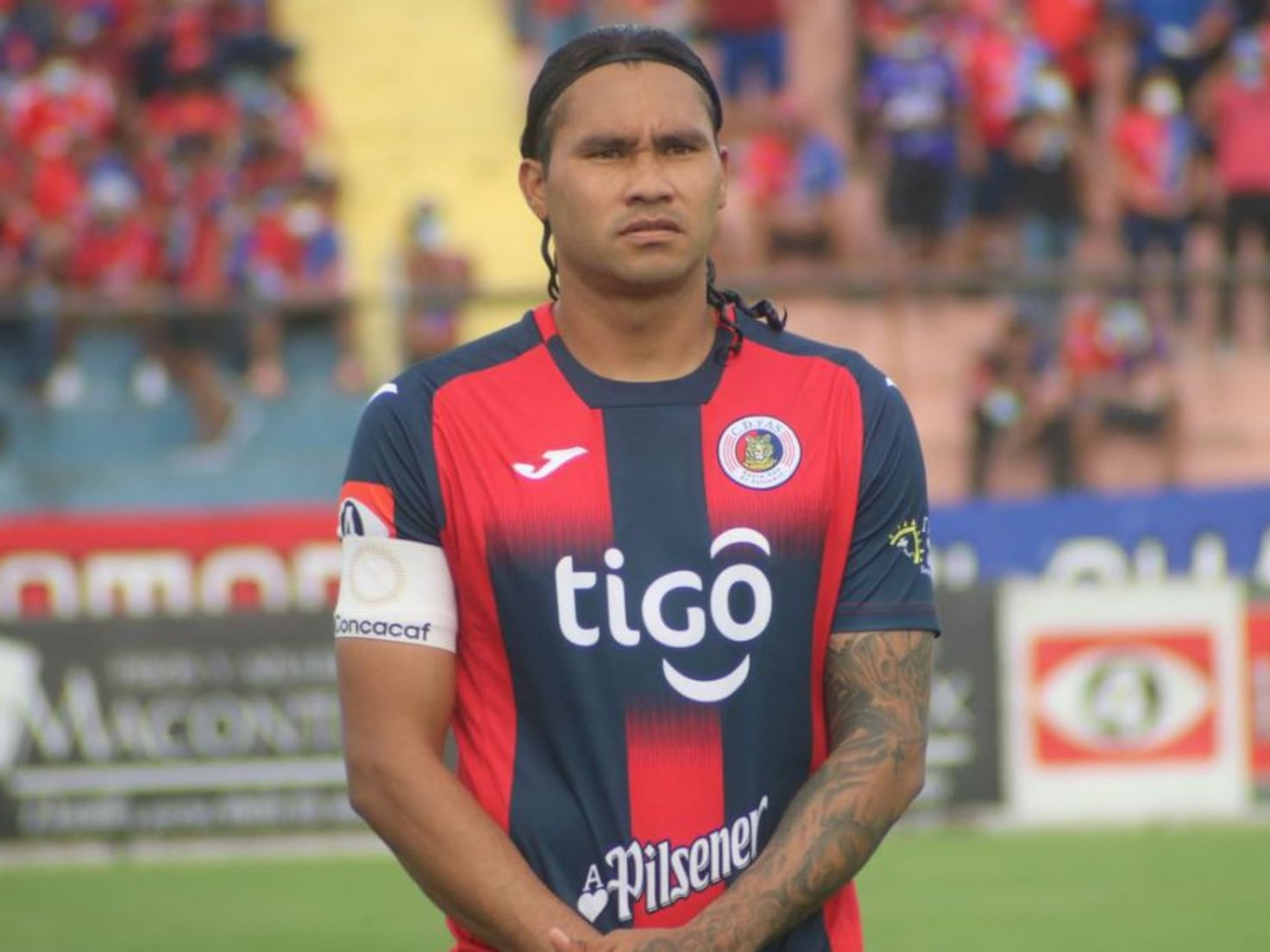 Carlos Peña con la camiseta de su amado CD FAS, en El Salvador.
