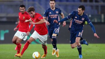 18 February 2021, Italy, Rome: Arsenal's Dani Ceballos (R) and Benficas Luca Waldschmidt battle for the ball during the UEFA Europa League round of 32 first leg soccer match between Benfica and Arsenal at the Stadio Olimpico. Photo: Marco Iacobucci/P