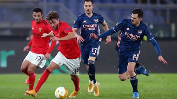 18 February 2021, Italy, Rome: Arsenal&#039;s Dani Ceballos (R) and Benficas Luca Waldschmidt battle for the ball during the UEFA Europa League round of 32 first leg soccer match between Benfica and Arsenal at the Stadio Olimpico. Photo: Marco Iacobucci/P