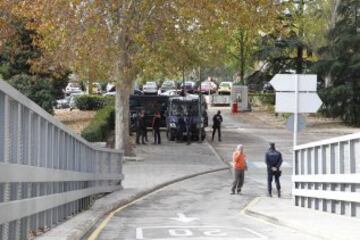 Seguidores del Deportivo de la Coruña en las puertas del hospital Clínico, donde se encuentra el seguidor fallecido, tras la reyerta en los aledaños del Calderón.