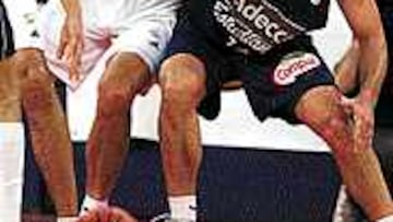 <b>EXCELENTE TRABAJO.</b> Zan Tabak luchó a brazo partido con los pívots colegiales y les superó de largo.