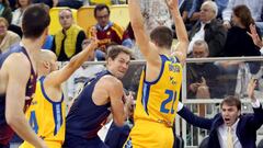 GRAF9223. LAS PALMAS DE GRAN CANARIA, 08/04/2018.- El jugador del Barcelona Lassa Petteri Koponen (c) juega un bal&oacute;n entre Albert Oliver (i) y Xavi Rabaseda, ambos del Herbalife Gran Canaria, durante el partido de la Liga ACB disputado esta tarde en el Gran Canaria Arena de Las Palmas. EFE/Elvira Urquijo