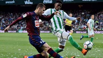 Iván Alejo, durante un lance con Junior Firpo, durante el Eibar-Betis.