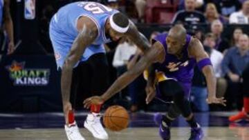 Kobe Bryant le roba el balón a DeMarcus Cousins.