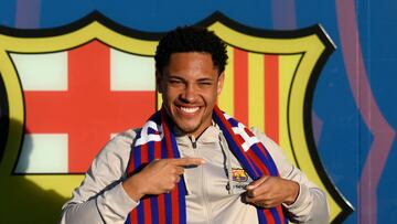 Vitor Roque posa para los fotógrafos durante su presentación con el FC Barcelona.