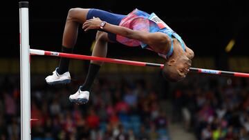 Mutaz Essa Barshim compite en la prieba de salto de altura surante el Muller Grand Prix de Birmingham.