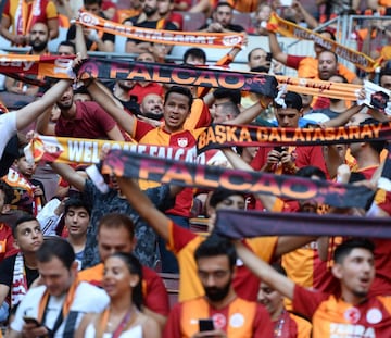 Falcao García fue presentado juntos con los otros refuerzos del Galatasaray en el Türk Telekom Stadium, ante más de 15 aficionados que vibraron cuando anunciaron al delantero colombiano. 
