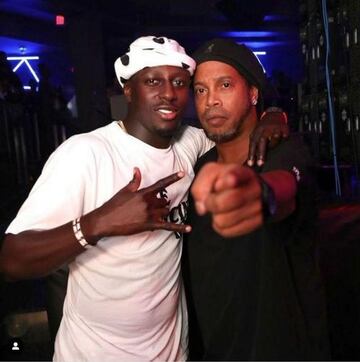 Ronaldinho con el futbolista francés del Manchester City, Ben Mendy. 