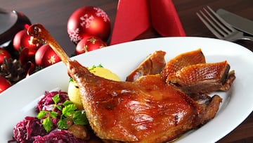 Un plato principal muy tradicional, especialmente para la comida del día de Navidad. El ganso suele asarse relleno de manzanas, castañas o ciruelas y se acompaña con col roja y Klöße (bolas de patata o masa).