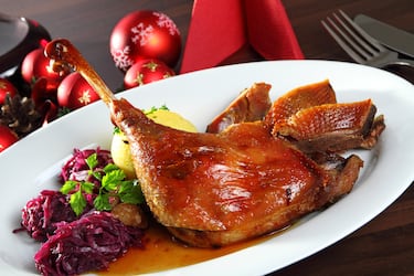 Un plato principal muy tradicional, especialmente para la comida del día de Navidad. El ganso suele asarse relleno de manzanas, castañas o ciruelas y se acompaña con col roja y Klöße (bolas de patata o masa).