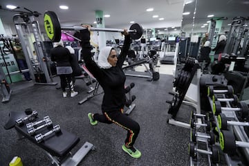 Sesión matutina de entrenamiento en un gimnasio local en Qatif.