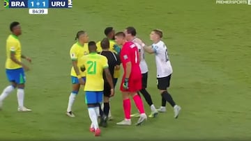 La llamativa acción de Vinicius en la pelea Giménez vs Raphinha del Brasil-Uruguay