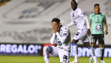 Carlos Guzmán se lamenta después de fallar una clara en el partido contra León.