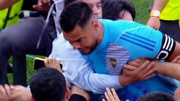 ¡Escándalo! Sergio Romero pelea con aficionado de Boca en la tribuna