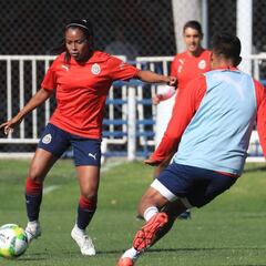 Chivas realiza histórica “cascarita” entre hombres y mujeres