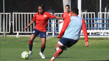 El equipo femenil y varonil del 'Rebaño Sagrado' celebraron el día internacional de la mujer de una peculiar manera.
