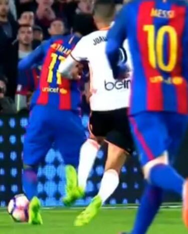 Posible penalti por mano de Rakitic y por caída de Neymar