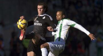 Gareth Bale pelea un balón con Edimar Fraga.