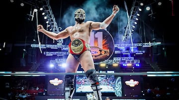 Titán festeja en una esquina tras ganar el Campeonato Universal del CMLL.