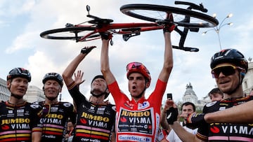 El ciclista estadounidense Sepp Kuss celebra con su equipo la victoria final en La Vuelta 2023.