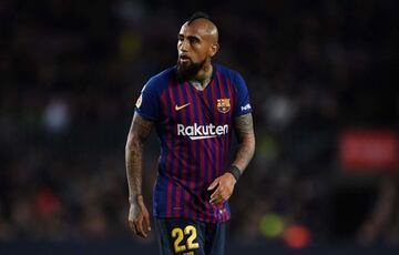 El mediocampista está en el Barcelona desde el verano del 2018 donde tiene un contrato por tres años. Con Chile ganó la Copa América en 2015 y 2016.