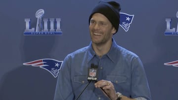 Interrumpen a Brady en rueda de prensa: le cantan el 'We are the Champions' con un ukelele