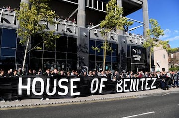 Los aficionados del Newcastle, respaldando a Rafa Benítez en St Jame's Park.