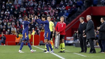 Alaba fue sustituido por Vallejo.