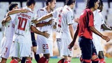 <b>FELICIDAD SEVILLISTA. </b>Navas y Luis Fabiano se abrazan después del gol que ambos fabricaron.