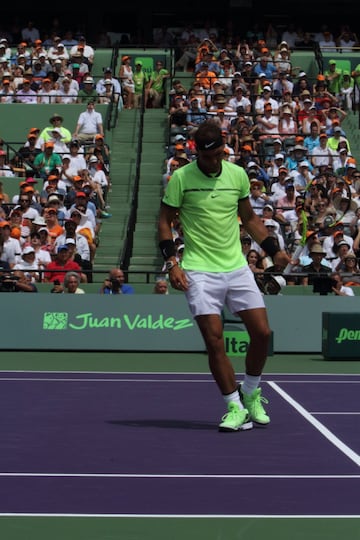 Una nueva final entre dos de las raquetas más fascinantes de todos los tiempos. Hoy ganó Federer bajo un sol de justicia en Miami. Nadal tuvo sus oportunidades de romper el servicio del suizo pero no lo consiguió. A pesar de eso, dejó una muy buena impresión. Veremos lo que pasa cuando llegue el momento de jugar en tierra batida. Aquí el resumen del partido en fotos.