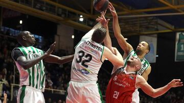 GRAF874. MADRID, 12/01/2020.- El ala-pívot belga del Montakit Fuenlabrada Pierre-Antoine Gillet (2d) entra a canasta ante Mamadou Niang (i), Shayne Whittington (2i), y Demetrius Conger, pívot hispano-senegalés, pívot estadounidense y alero estadounidense del Coosur Betis, durante el partido de la decimoséptima jornada de la fase regular de la Liga ACB de baloncesto disputado este domingo en el Pabellón Polideportivo Municipal Fernando Martín, en Fuenlabrada. EFE/ Kiko Huesca