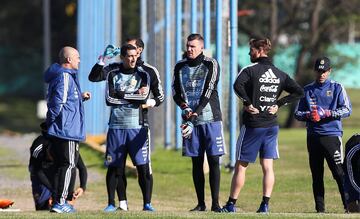 Por primera vez, Franco Armani entrenó con la Selección Argentina en Ezeiza al lado de Willy Caballero y Nahuel Guzmán. Sueño cumplido para el portero de River que en 6 meses se ganó su cupo a Rusia y podría ser titular del equipo de Sampaoli.