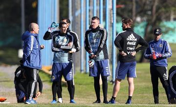 Por primera vez, Franco Armani entrenó con la Selección Argentina en Ezeiza al lado de Willy Caballero y Nahuel Guzmán. Sueño cumplido para el portero de River que en 6 meses se ganó su cupo a Rusia y podría ser titular del equipo de Sampaoli. 