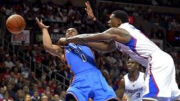 DeAndre Jordanlucha por el bal&oacute;n con Russell Westbrook.