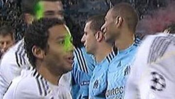 <strong>PUNTEROS LÁSER.</strong> Las cámaras de TVE han captado los punteros láser que se han utilizado contra los jugadores del Real Madrid.